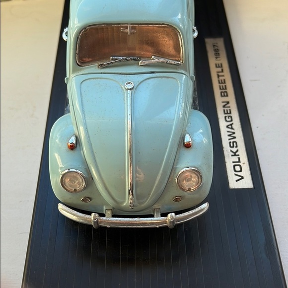 VOLKSWAGEN Beetle 1967 Light Blue 1/18 Diecast Car by Road Signature 92078BL - Picture 5 of 10